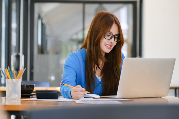 集團(tuán)管控中的財(cái)務(wù)管理：策略、風(fēng)險(xiǎn)與內(nèi)部控制