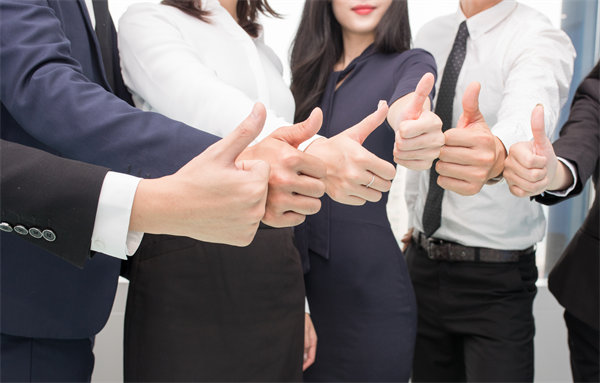 在企業(yè)管理中，專權(quán)式和民主式管理各有哪些優(yōu)缺點(diǎn)？