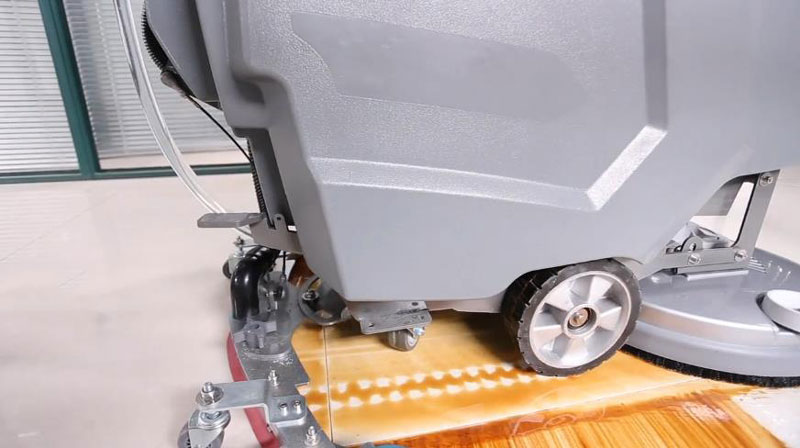 手推式和駕駛式洗地機，哪個適合你