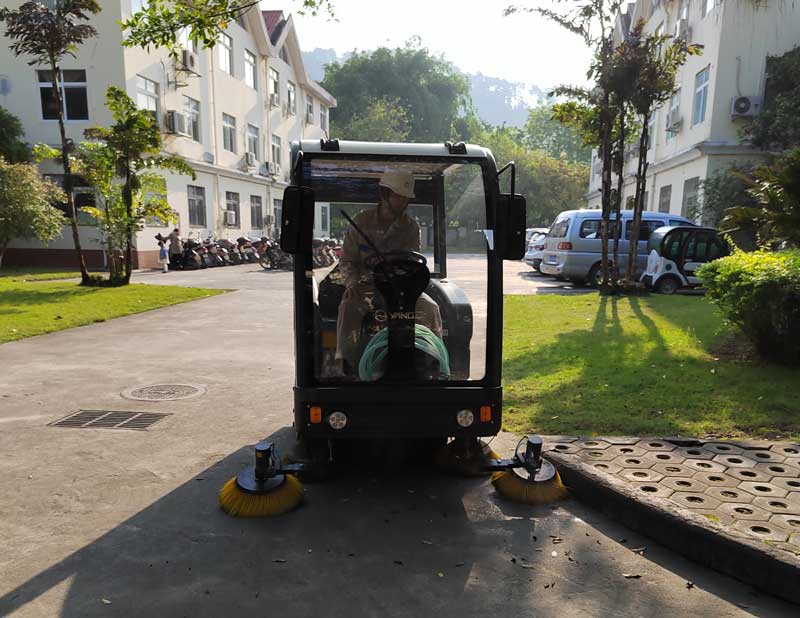 工業掃地機和洗地機相對于手動清潔的優勢 工業掃地機和洗地機相對于手動清潔的優勢