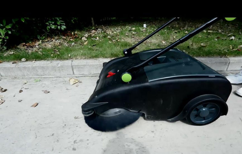 使用工業清掃機清潔校園 使用工業清掃機清潔校園