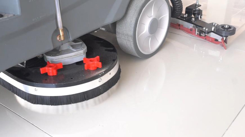 為什么選擇駕駛式洗地機或掃地機？卓越、經濟高效的清潔