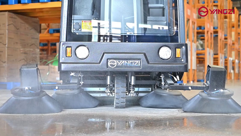 學校:使用洗地機和掃地機清潔地板 學校:使用洗地機和掃地機清潔地板