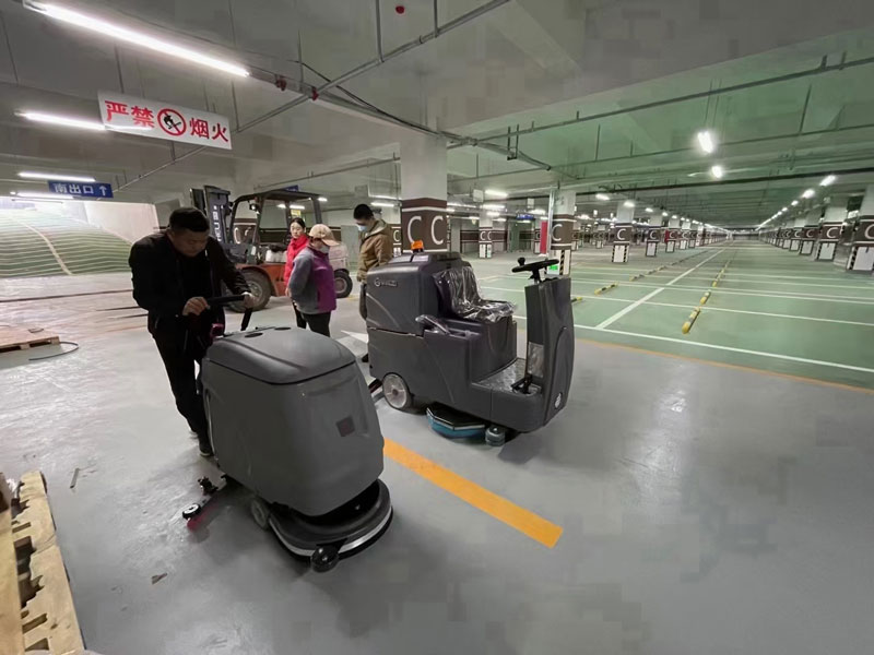 采用電池式全自動洗地機,易于清潔消毒,節省時間和人工成本! 采用電池式全自動洗地機,易于清潔消毒,節省時間和人工成本!