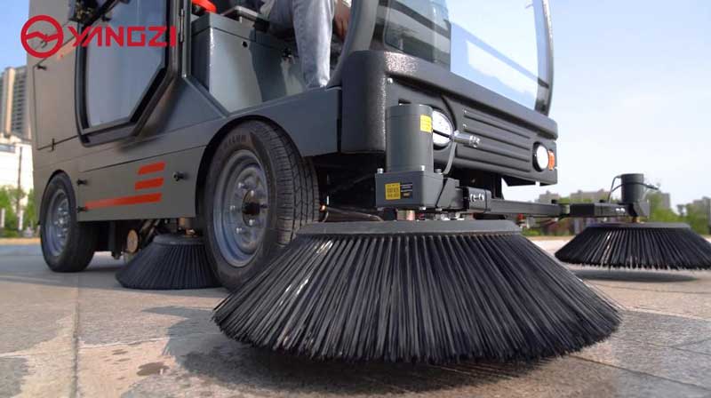 多功能道路清掃車在道路上發揮著大的作用 多功能道路清掃車在道路上發揮著大的作用