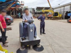 安徽某鋼廠咨詢小型電動(dòng)掃地機(jī) 安徽某鋼廠咨詢小型電動(dòng)掃地機(jī)